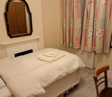 Seven Kings House | Single Bedroom available - Train station London Seven Kings