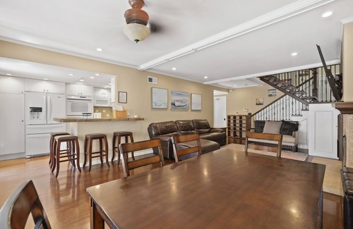 West Newport House | Single-family beach home two blocks from the beach.