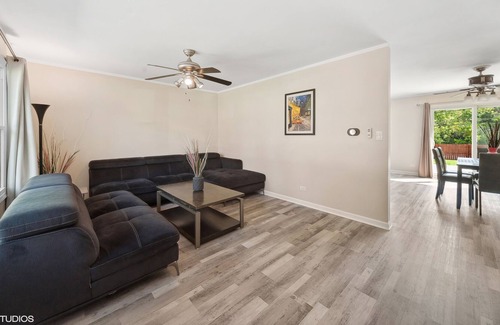 Schaumburg House | Single Family home in Schaumburg, IL 3 bed/ 2 full baths/ fully fenced backyard