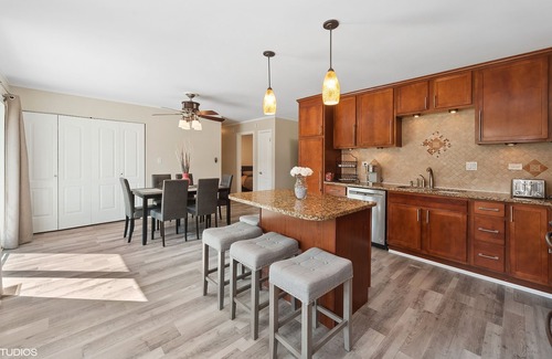 Schaumburg House | Single Family home in Schaumburg, IL 3 bed/ 2 full baths/ fully fenced backyard
