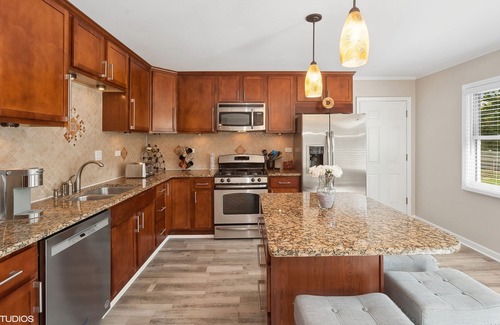Schaumburg House | Single Family home in Schaumburg, IL 3 bed/ 2 full baths/ fully fenced backyard