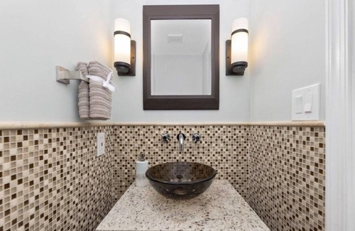 Forest Heights Bed & Breakfast | Single Family Home Near MGM/DC/CnvCtr/VA