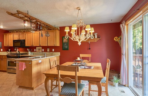 Dundee House | Single Level, 2 Kings, Fire Pit, Comfort in Downtown Dundee