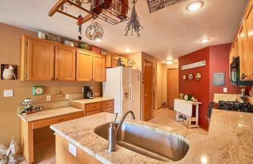 Dundee House | Single Level, 2 Kings, Fire Pit, Comfort in Downtown Dundee