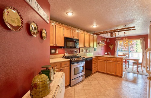 Dundee House | Single Level, 2 Kings, Fire Pit, Comfort in Downtown Dundee