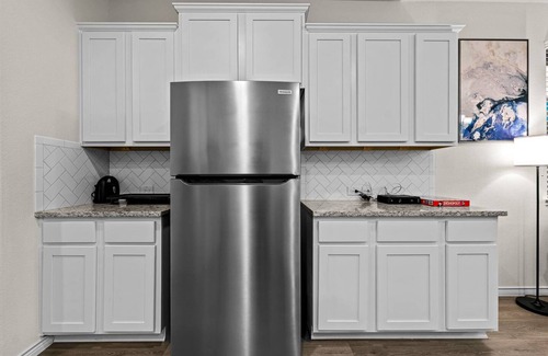 Lincoln Park House | Single-level Home Game Area Ideal for Long Stays