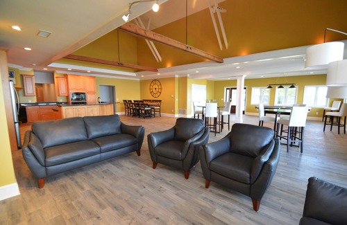 Oaks Corners Bed & Breakfast | Single Level Lakefront Paradise. Pool, Hot Tub, Kayaks and More. Sleeps 10 Adults