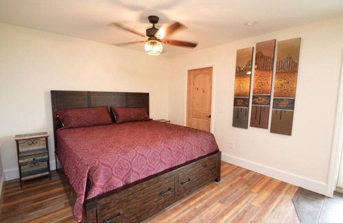 Oaks Corners Bed & Breakfast | Single Level Lakefront Paradise. Pool, Hot Tub, Kayaks and More. Sleeps 10 Adults