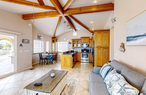 Port Isabel Cottage | Single-level waterfront retreat with a furnished patio, AC, & washer/dryer