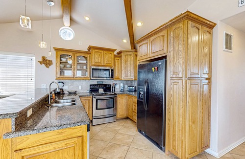 Port Isabel Cottage | Single-level waterfront retreat with a furnished patio, AC, & washer/dryer