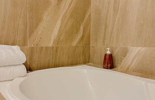 Juticalpa Apartment | Single room suite with air conditioning and bathtub