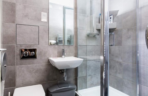 Hoxton Hotel | Single Room with Shared bathroom at Alexander Fleming House