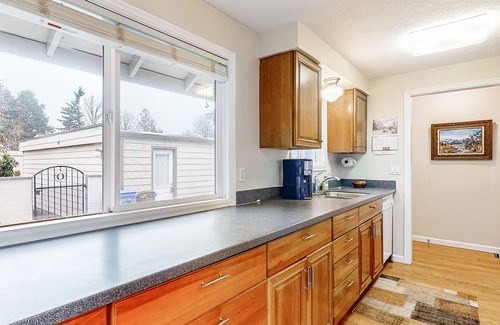 Gresham House | Single-story townhome with 2 patios, outdoor pool & great location near Gorge