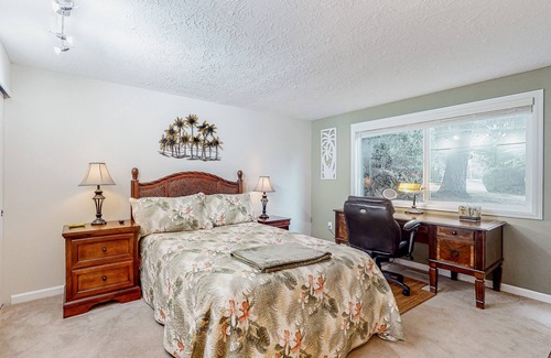 Gresham House | Single-story townhome with 2 patios, outdoor pool & great location near Gorge