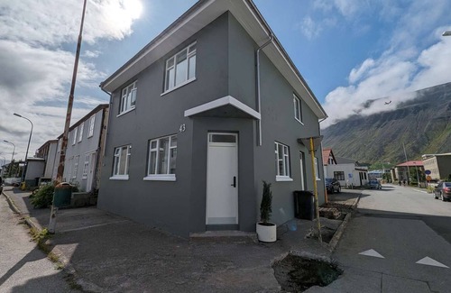 Isafjordur House | Single with Private Bathroom @ The Ísafjörður inn