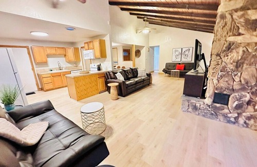 West University House | SingleStory/3BD/Sleeps11/Pet OK