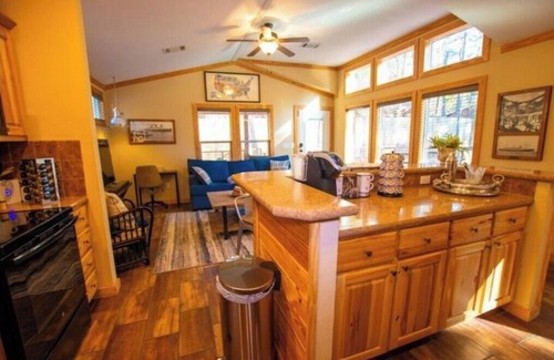 Broken Bow Cabin | Sip & Stay w/Hot Tub Near Attractions