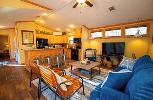 Broken Bow Cabin | Sip & Stay w/Hot Tub Near Attractions
