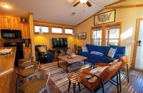 Broken Bow Cabin | Sip & Stay w/Hot Tub Near Attractions