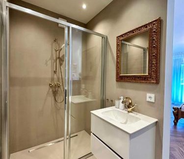 Bad Aussee Apartment | Sissis Paradies Appartement mit Balkon & Flussblick- Das Alpenzeit im Zentrum mit Parkplatz