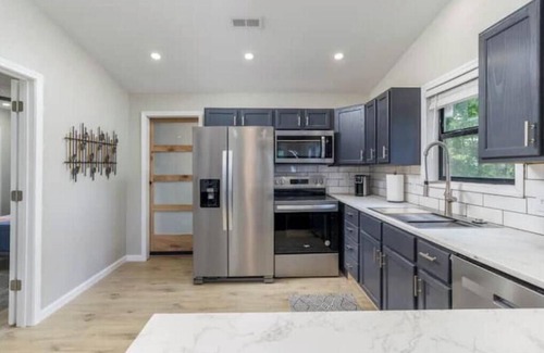 St. Robert Apartment | Sista's Suites - Suite B