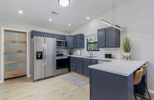 St. Robert Apartment | Sista's Suites - Suite B
