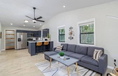 St. Robert Apartment | Sista's Suites - Suite B