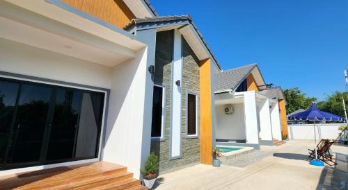 Mae Sot House | Sisters Real Escapes -Private Room With Private Bathroom