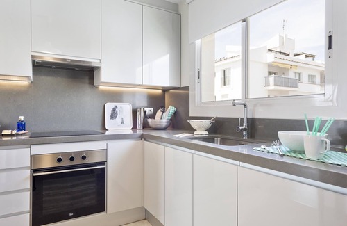 Sitges Town Center Apartment | Sitges Spaces Oasis Penthouse - 3 Bedroom/2 Bath/Terrace/Pool- Sleeps 8 (6+2)