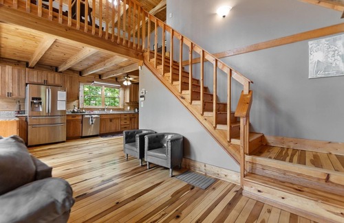 Stanton Cabin | Sits on 8 private Acres, hiking trails at this secluded chalet! Wi-Fi, Hot Tub