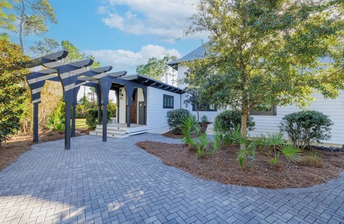 Sunnyside House | SITTIN' PURDY - LUXURY HOME ON LAKE CARILLON WITH A SHORT STROLL TO THE BEACH