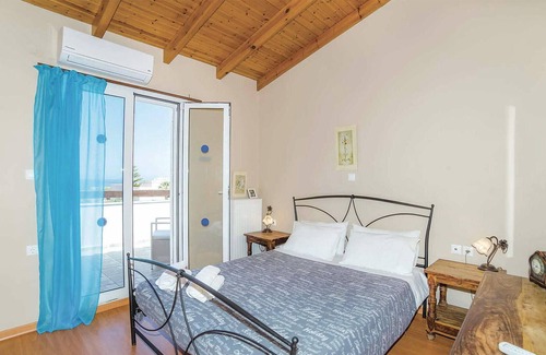 Adelianos Kampos House | Situated at the end of a small no-through road on the outskirts of Adelianos Kampos, everything you