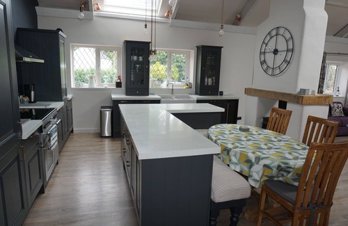 Slapton House | Situated in a quaint village-walking distance to Slapton Sand Beach & Ley