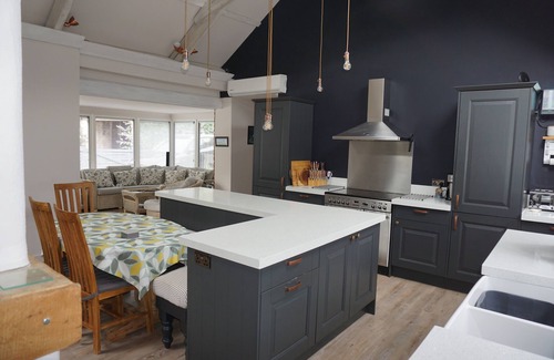Slapton House | Situated in a quaint village-walking distance to Slapton Sand Beach & Ley