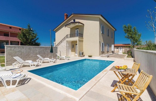 Cabrunici House | Six-Bedroom Holiday Home in Cabrunici