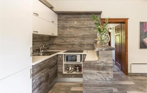 Rastovac House | Six-Bedroom Holiday Home In Zagvozd