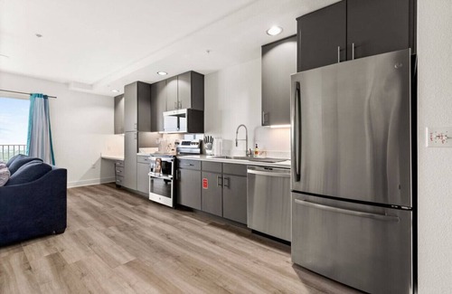 Wetmore Apartment | Six Flags/The Rim - Enchanting Modern Studio, King