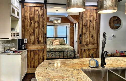 Morganfield House | Six Keys: Full house sleeps 7. Bourbon farmhouse style!