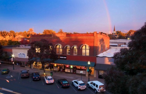 Walla Walla Apartment | Six — Two Queen Beds, Historic Downtown Apartment in Nicely Appointed Building on Main Street
