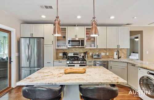 Brentwood House | Sizable Screened in Porch w/Luxury Kitchen + Bath