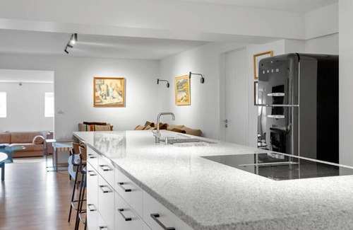 Vesturbær Apartment | SK52 by the Sea, Unique spacious oceanfront luxury - free parking & free wifi
