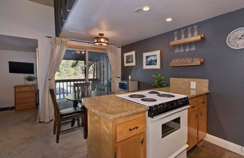 Mammoth Lakes Cabin | Ski Cabin - Steps to Mammoth Village!