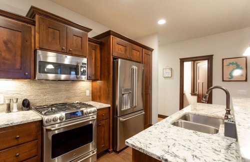 Sandpoint Ski Chalet | Ski for free! Ski in/out Above Schweitzer Village