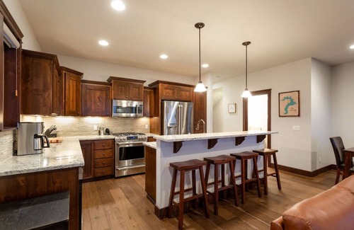 Sandpoint Ski Chalet | Ski for free! Ski in/out Above Schweitzer Village