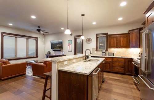 Sandpoint Ski Chalet | Ski for free! Ski in/out Above Schweitzer Village