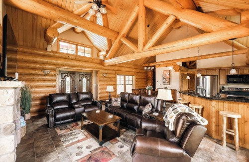 Three Peaks Cabin | Ski, Hike, Relax - Log Cabin with Views + Hot tub