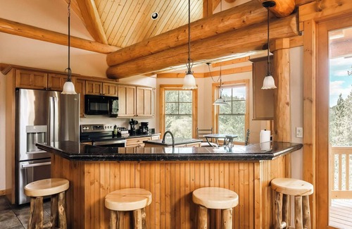 Three Peaks Cabin | Ski, Hike, Relax - Log Cabin with Views + Hot tub