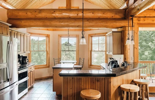 Three Peaks Cabin | Ski, Hike, Relax - Log Cabin with Views + Hot tub