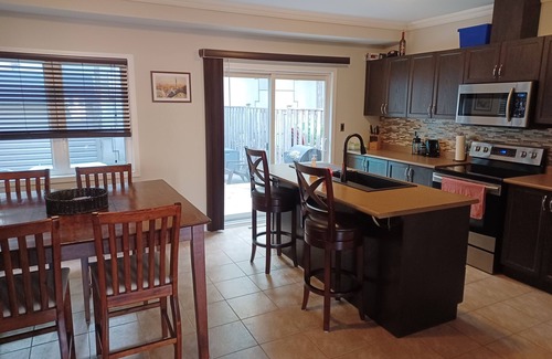 Barrie House | Ski hills and Hockey rinks close by