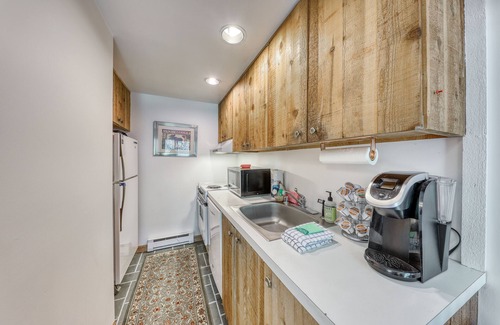 Waitsfield Condo | Ski-in/out condo with pool, hot tub, game room, mountain view, & fireplace
